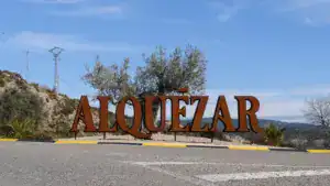 Letra corpórea en madera para rotulación exterior en alquiler.
