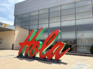 Letras corpóreas que forman la palabra "Hola" en la entrada del Ayuntamiento de Barbastro.